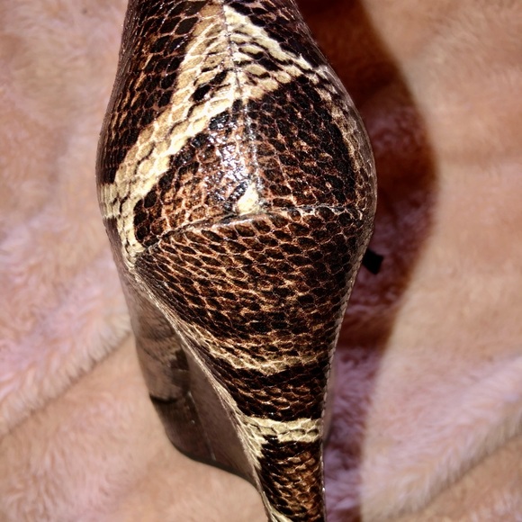 Unlisted “Buzzy” Mary Jane peep toe wedge - Picture 4 of 5